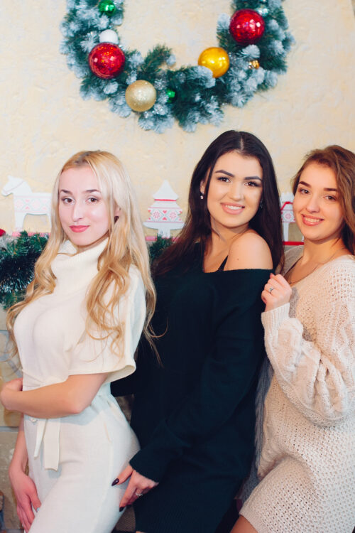 Holiday Party Fashion Hacks: Feel Confident, Elegant, and Effortless This Season 